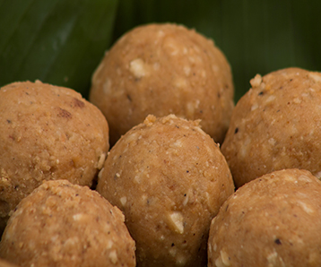 Kanik (Paushtik) Ladoo - 12 pieces (गव्हाच्या पीठाचे पौष्टिक लाडू) [ pure cow ghee ] 